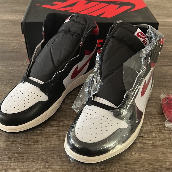 Air Jordan Retro 1 High OG Gym Red - Size M 9 - NWT - Picture 2 of 12